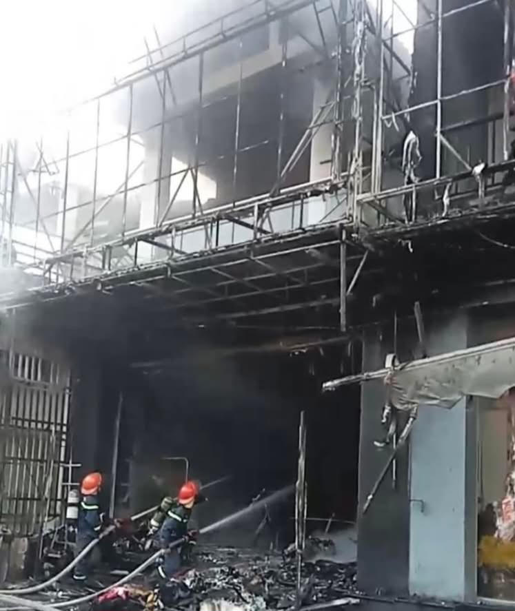 Lửa thiêu rụi nhà 2 tầng kết hợp kinh doanh