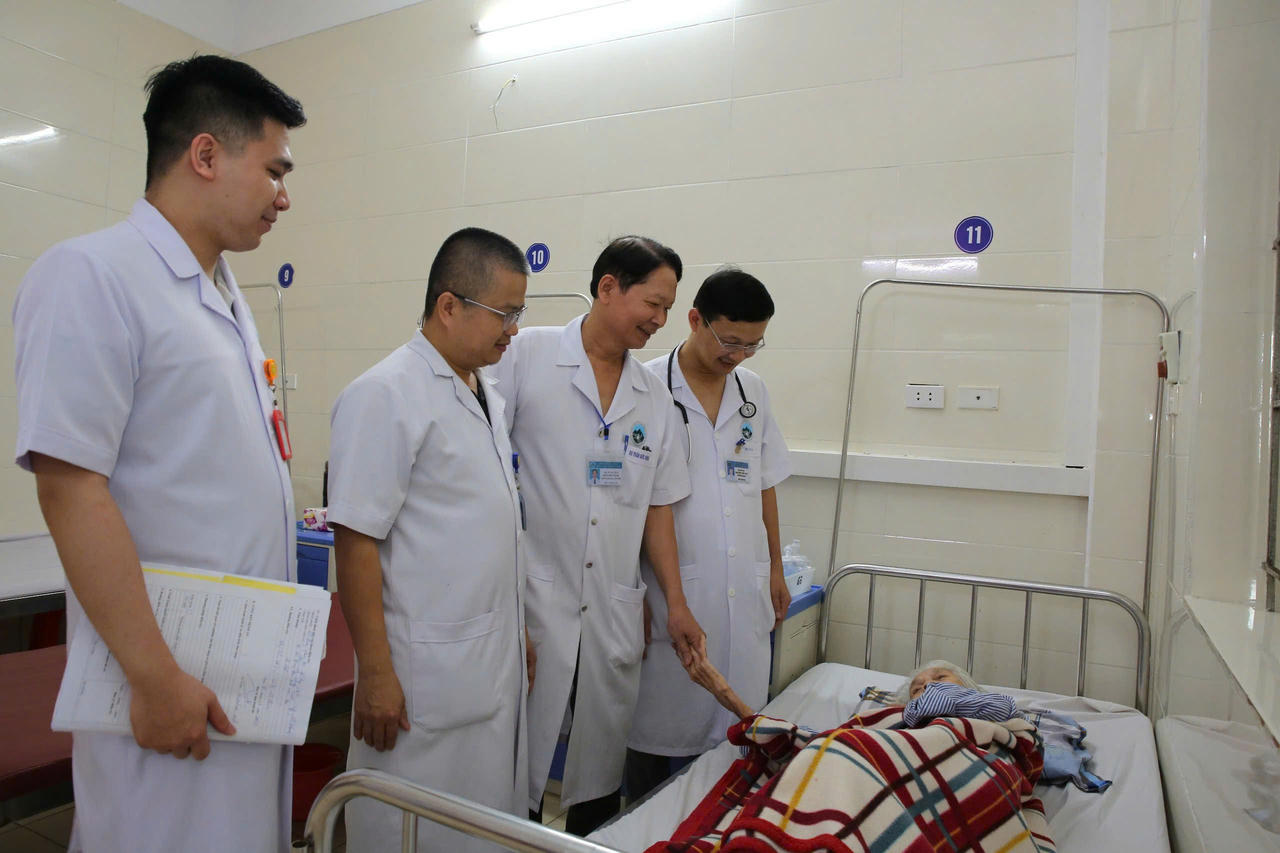 Hy hữu cụ bà 95 tuổi bị cành cây đâm vào lồng ngực 2 năm không hay biết