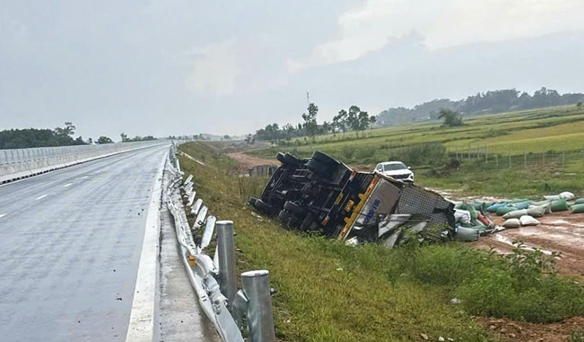 Xe tải và ô tô con bẹp dúm sau cú va chạm trên đường kết nối cao tốc