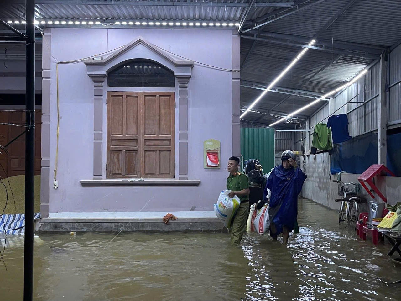 Ngập sâu nhiều nơi ở Hà Tĩnh do mưa lớn