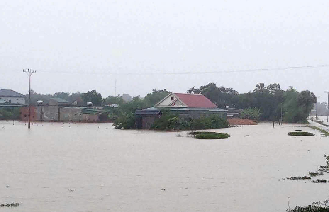 Ngập sâu nhiều nơi ở Hà Tĩnh do mưa lớn