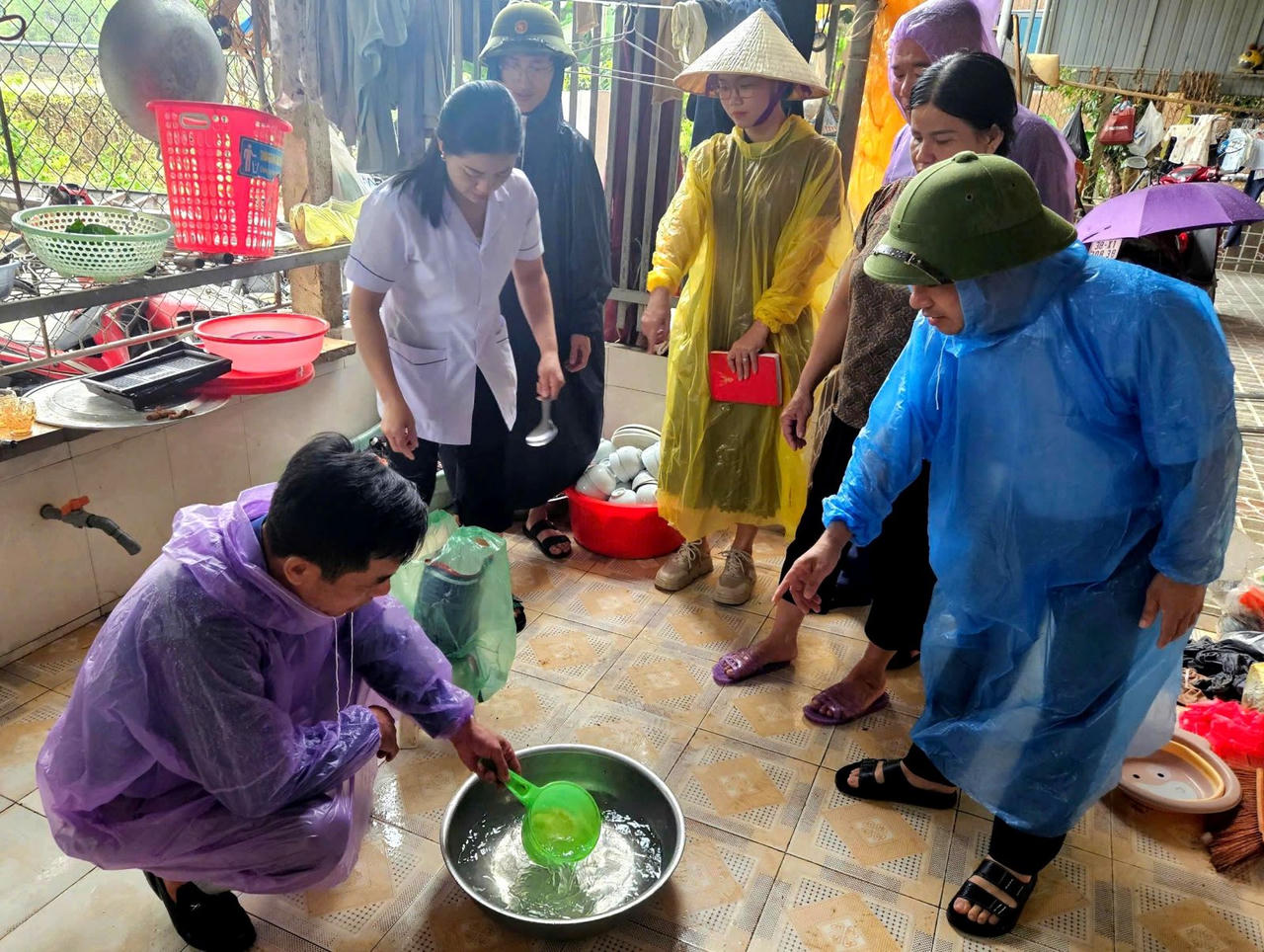 Hà Tĩnh: Cấp bách vệ sinh môi trường, xử lý nước phòng, chống dịch bệnh sau lũ