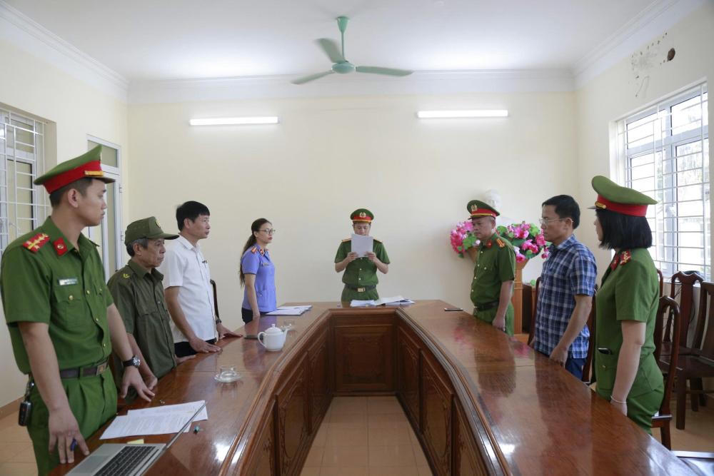 Khởi tố, bắt tạm giam chủ tịch xã để hư hỏng hàng trăm tấn xi măng hỗ trợ xây dựng nông thôn mới