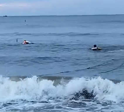 Cứu nhiều người bị sóng cuốn khi tắm biển ở biển Hà Tĩnh