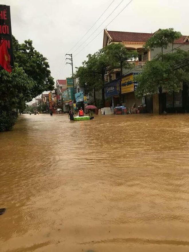 Tràn đê Sông Hồng, người dân thị trấn Thanh Sơn mặc áo phao 'lóp ngóp' vào nhà