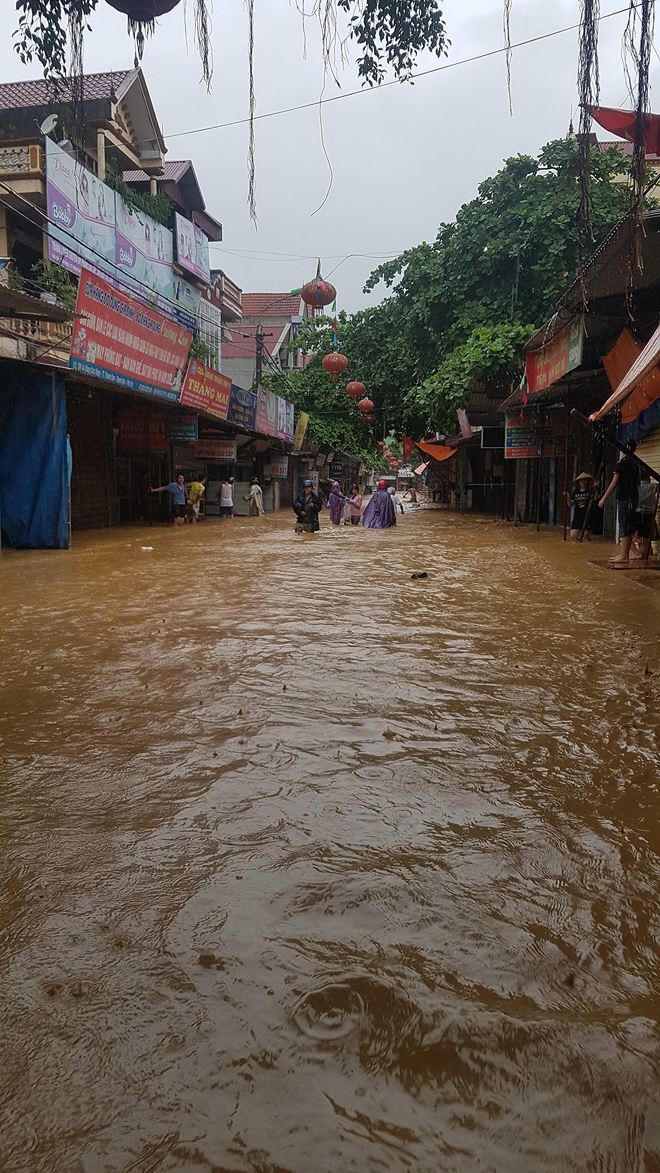 Tràn đê Sông Hồng, người dân thị trấn Thanh Sơn mặc áo phao 'lóp ngóp' vào nhà