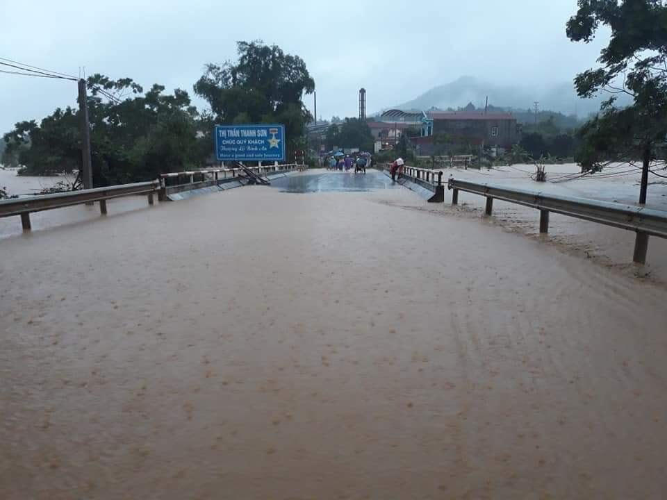 Tràn đê Sông Hồng, người dân thị trấn Thanh Sơn mặc áo phao 'lóp ngóp' vào nhà