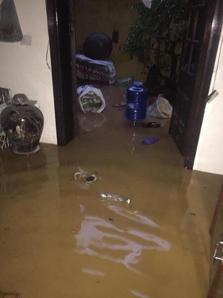 Tràn đê Sông Hồng, người dân thị trấn Thanh Sơn mặc áo phao 'lóp ngóp' vào nhà