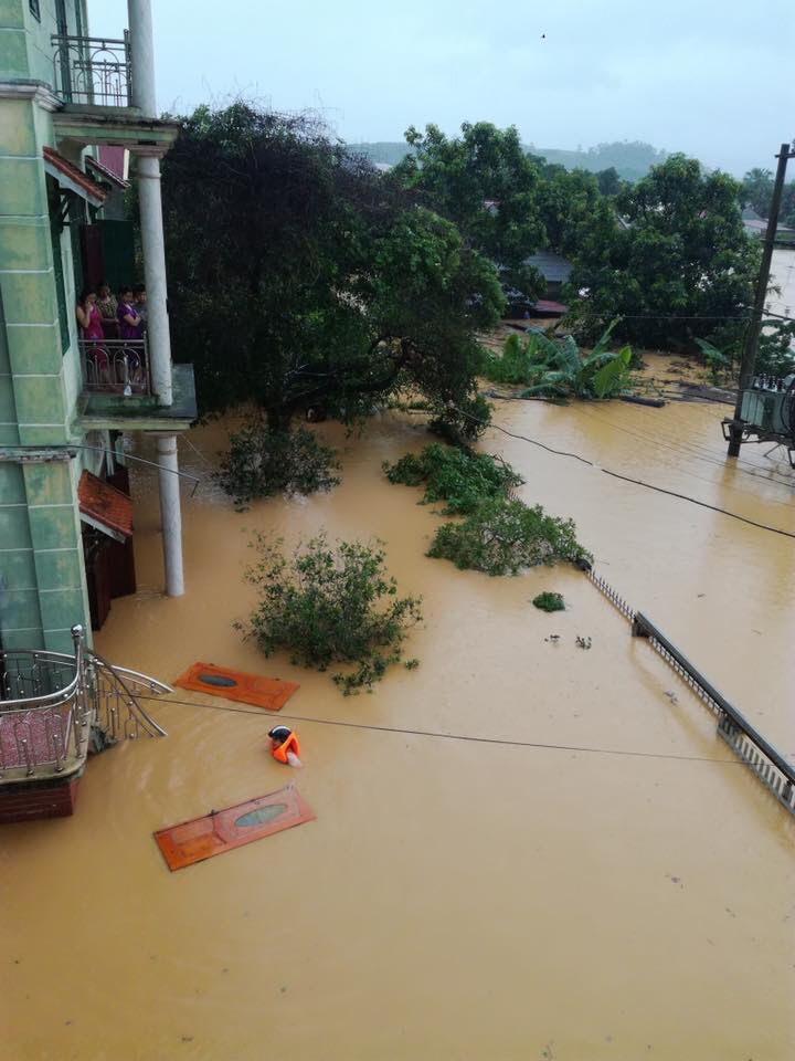 Tràn đê Sông Hồng, người dân thị trấn Thanh Sơn mặc áo phao 'lóp ngóp' vào nhà
