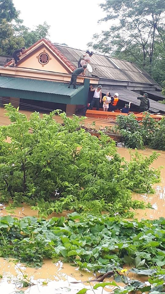 Xót xa cảnh Thị trấn Thanh Sơn lầy lội, tan hoang sau đợt mưa lũ lịch sử