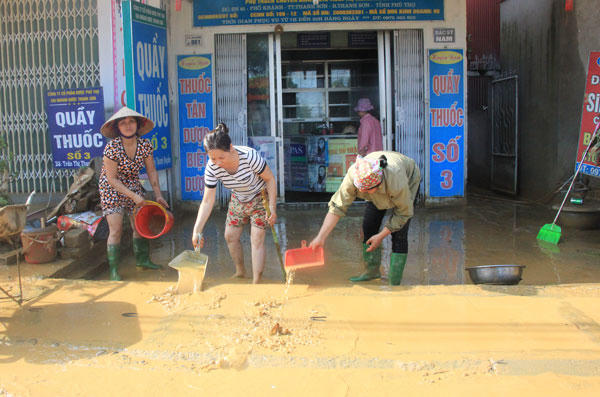 Xót xa cảnh Thị trấn Thanh Sơn lầy lội, tan hoang sau đợt mưa lũ lịch sử