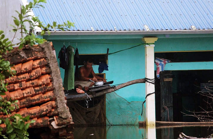 Người dân 'rốn lũ' Chương Mỹ sống chung với ngập lụt, chờ nước rút
