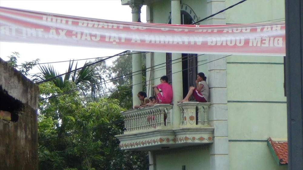 Người dân 'rốn lũ' Chương Mỹ sống chung với ngập lụt, chờ nước rút