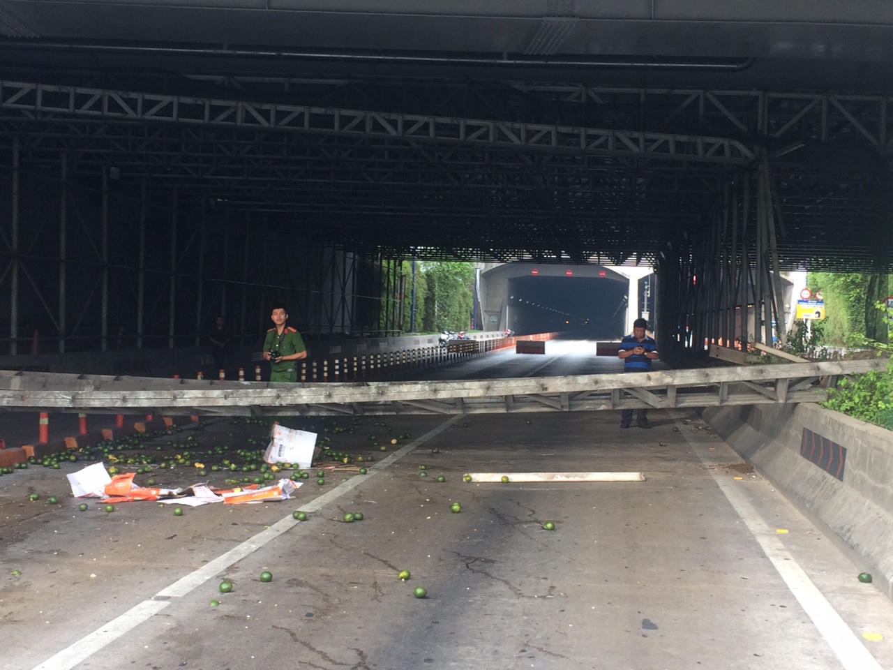 Xe tải va sập giàn giáo hầm Thủ Thiêm, chưa rõ người thương vong