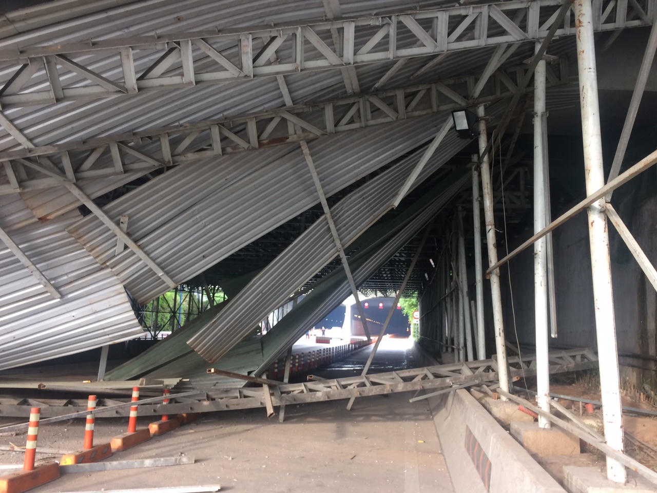 Xe tải va sập giàn giáo hầm Thủ Thiêm, chưa rõ người thương vong