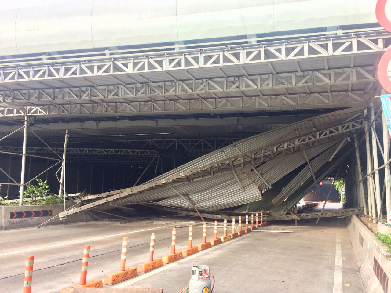 Xe tải va sập giàn giáo hầm Thủ Thiêm, chưa rõ người thương vong