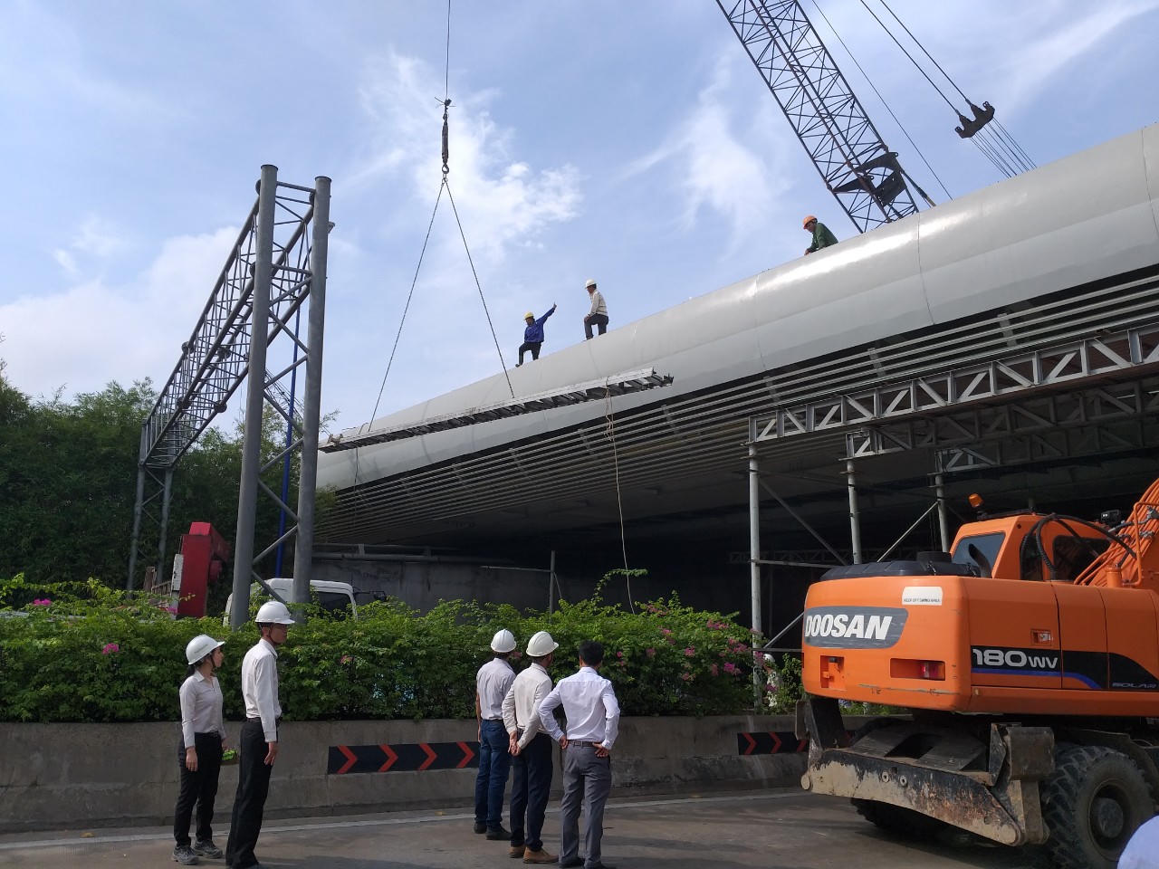 Xe tải va sập giàn giáo hầm Thủ Thiêm, chưa rõ người thương vong