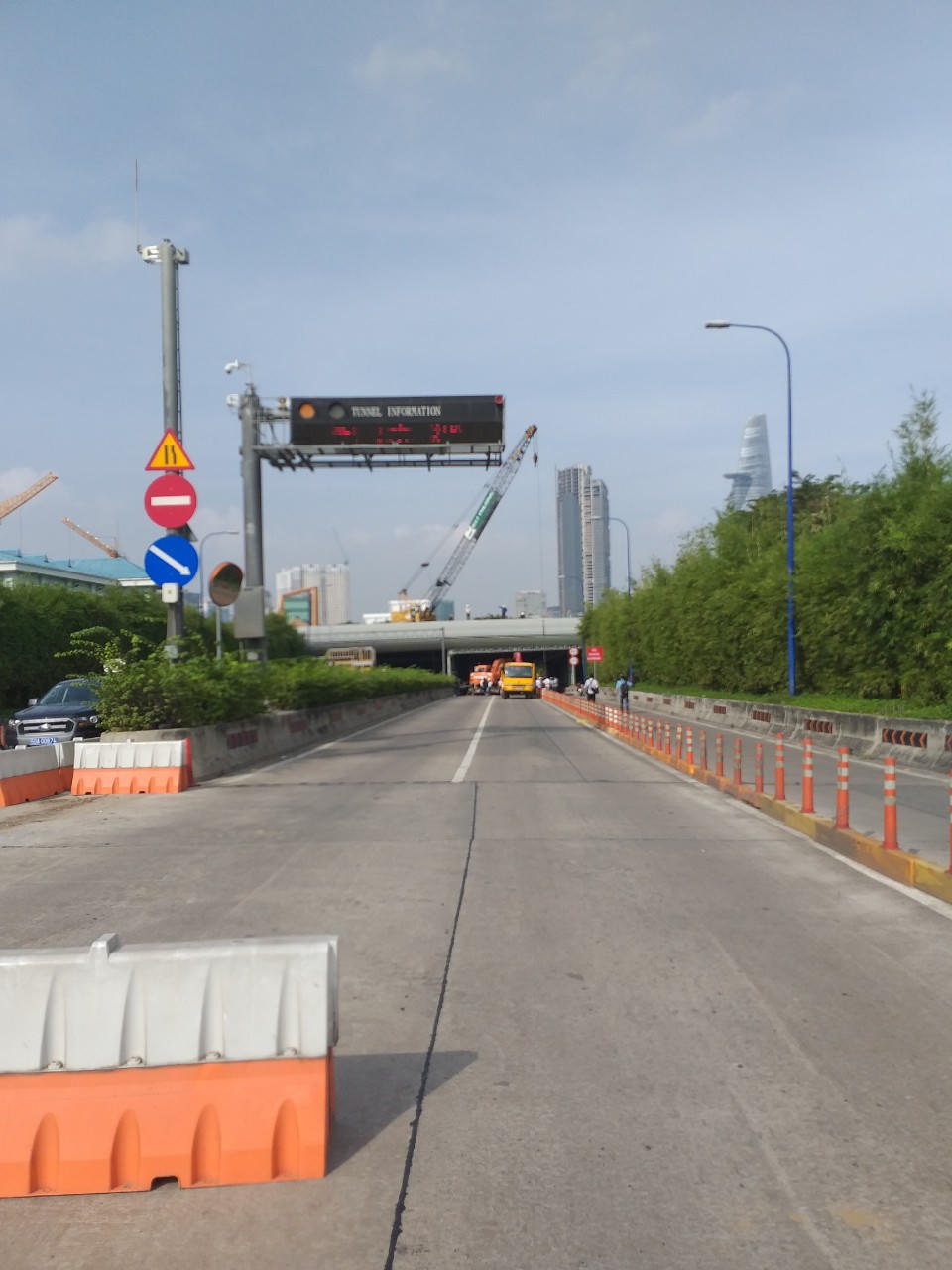 Xe tải va sập giàn giáo hầm Thủ Thiêm, chưa rõ người thương vong