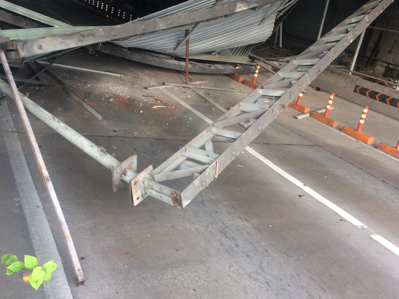 Xe tải va sập giàn giáo hầm Thủ Thiêm, chưa rõ người thương vong