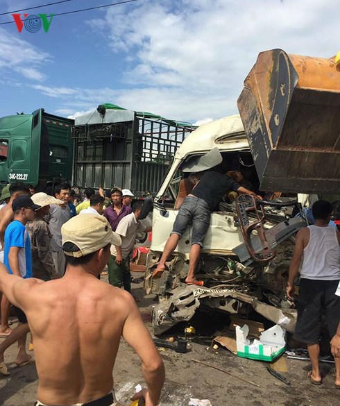 Xe khách va xe kéo, ít nhất 12 người bị thương