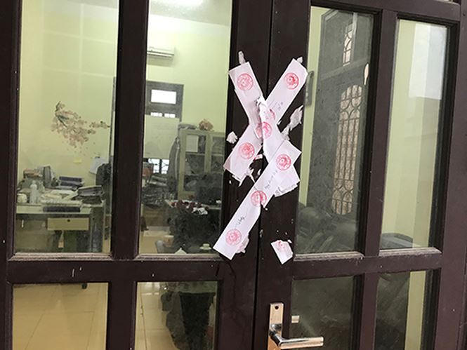 Lợp mái tôn sân TAND tỉnh Phú Thọ để phục vụ phiên xử cựu trung tướng Phan Văn Vĩnh