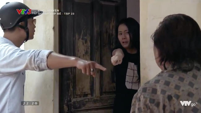 Hai người đàn ông bất ngờ xuất hiện đẩy Quỳnh búp bê vào đường cùng