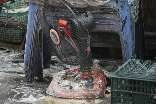 Lửa thiêu rụi nhiều tài sản hàng ăn trước cổng chợ Bưởi