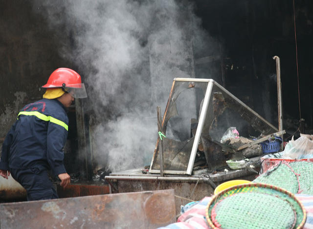 Lửa thiêu rụi nhiều tài sản hàng ăn trước cổng chợ Bưởi