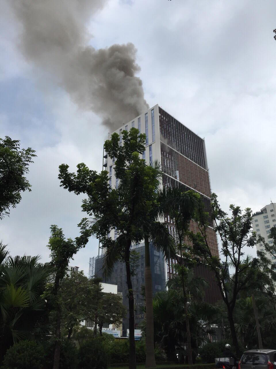 Cháy lớn chung cư trên đường Hoàng Quốc Việt