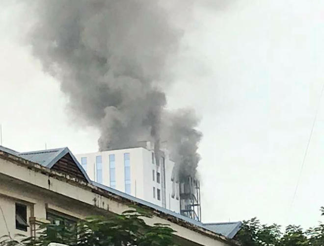 Cháy lớn chung cư trên đường Hoàng Quốc Việt