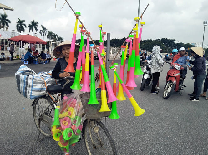 Sân vận động Mỹ Đình nhộn nhịp hàng rong trước giờ bóng lăn 