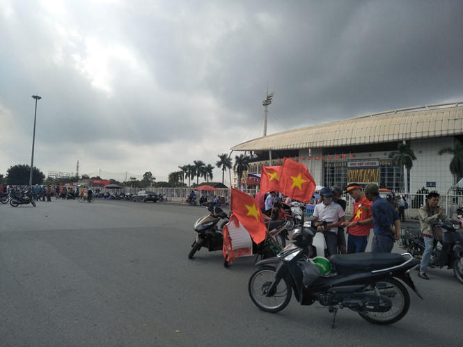 Sân vận động Mỹ Đình nhộn nhịp hàng rong trước giờ bóng lăn 