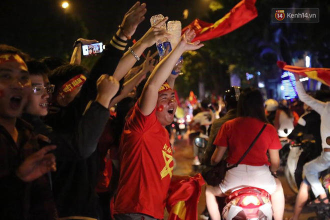 Người Việt Nam khắp nơi đổ ra đường hò reo mừng chiến thắng