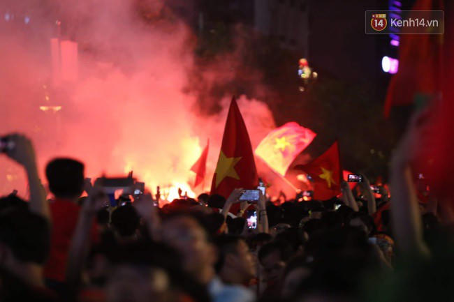 Người Việt Nam khắp nơi đổ ra đường hò reo mừng chiến thắng