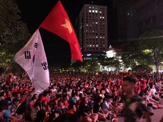 Người Việt Nam khắp nơi đổ ra đường hò reo mừng chiến thắng