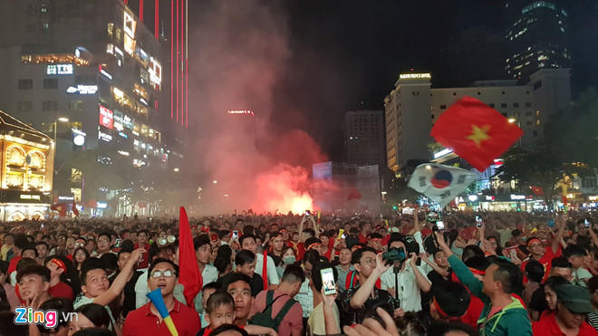 Người Việt Nam khắp nơi đổ ra đường hò reo mừng chiến thắng