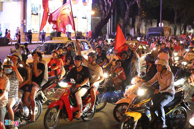 Người Việt Nam khắp nơi đổ ra đường hò reo mừng chiến thắng