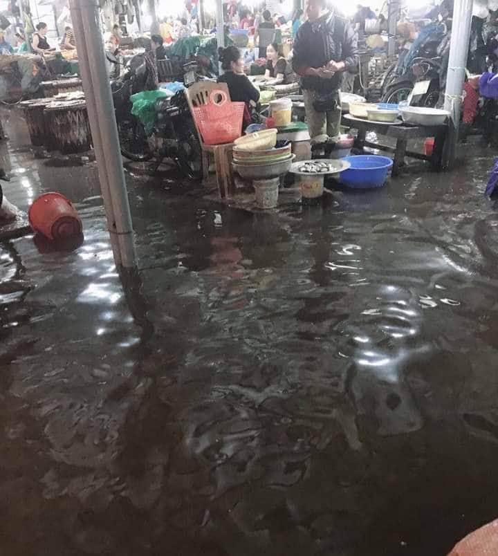 Thành phố Vinh bị “cô lập” do mưa lớn kéo dài