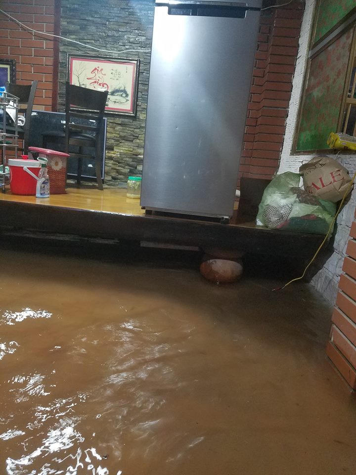 Thành phố Vinh bị “cô lập” do mưa lớn kéo dài