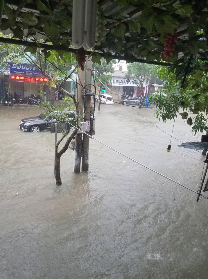 Thành phố Vinh bị “cô lập” do mưa lớn kéo dài