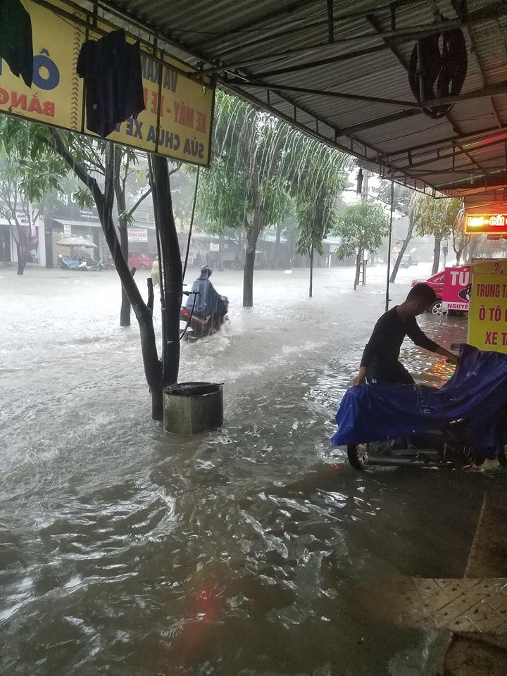Thành phố Vinh bị “cô lập” do mưa lớn kéo dài