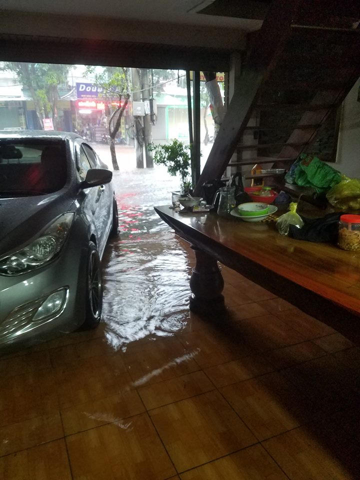 Thành phố Vinh bị “cô lập” do mưa lớn kéo dài