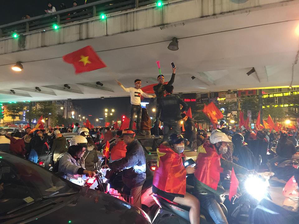 Người Hà Nội nô nức đổ ra đường ăn mừng Việt Nam vô địch