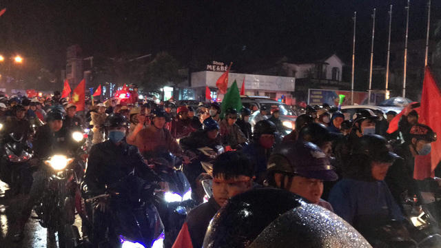 Đêm tưng bừng mừng Cup Vô địch khắp mọi miền Tổ quốc