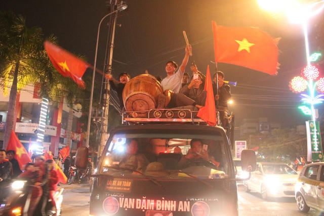 Đêm tưng bừng mừng Cup Vô địch khắp mọi miền Tổ quốc
