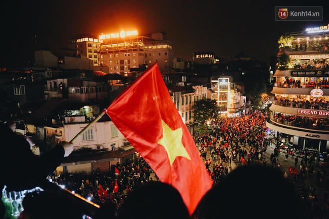 Người Hà Nội nô nức đổ ra đường ăn mừng Việt Nam vô địch