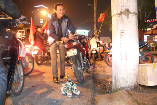 Đêm tưng bừng mừng Cup Vô địch khắp mọi miền Tổ quốc