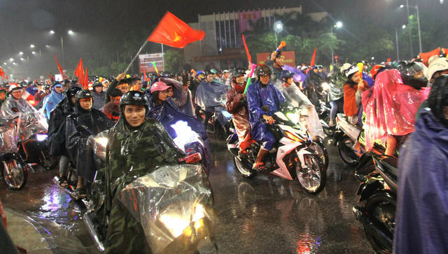 Đêm tưng bừng mừng Cup Vô địch khắp mọi miền Tổ quốc