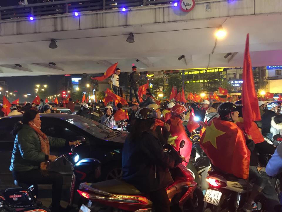 Người Hà Nội nô nức đổ ra đường ăn mừng Việt Nam vô địch