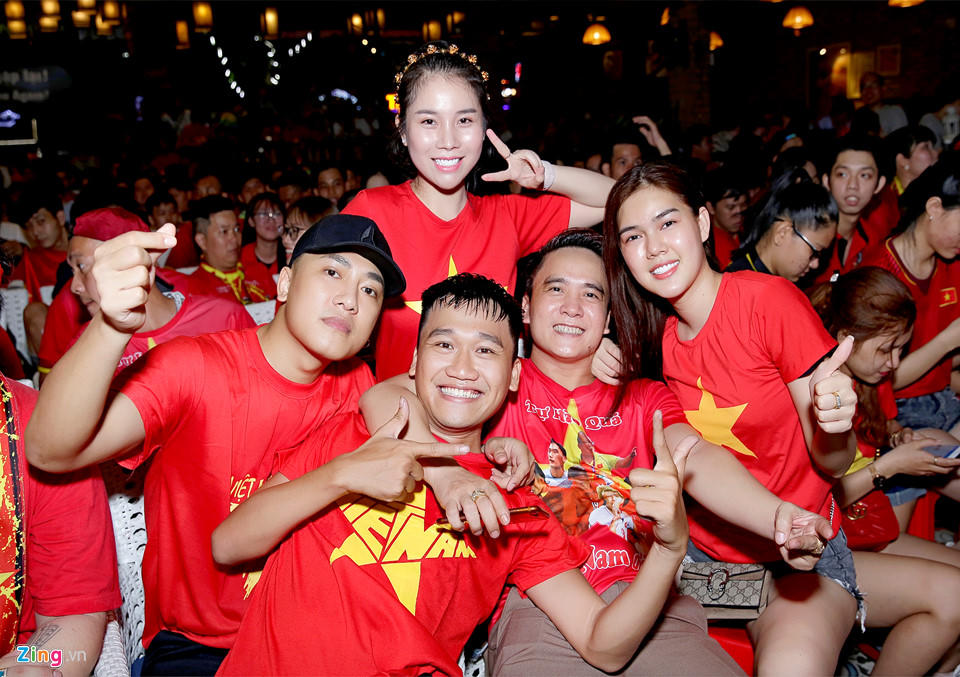 Đêm tưng bừng mừng Cup Vô địch khắp mọi miền Tổ quốc